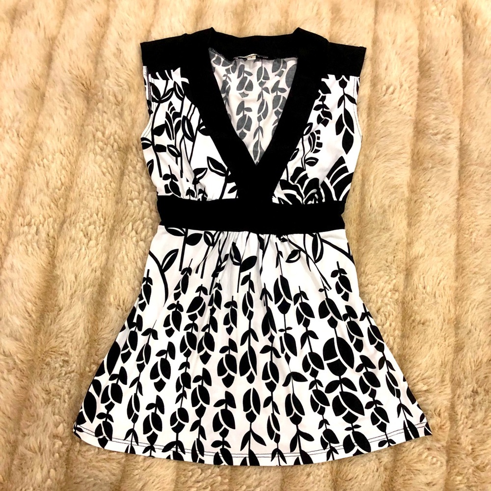 B & W 🌷Tulip Blouse